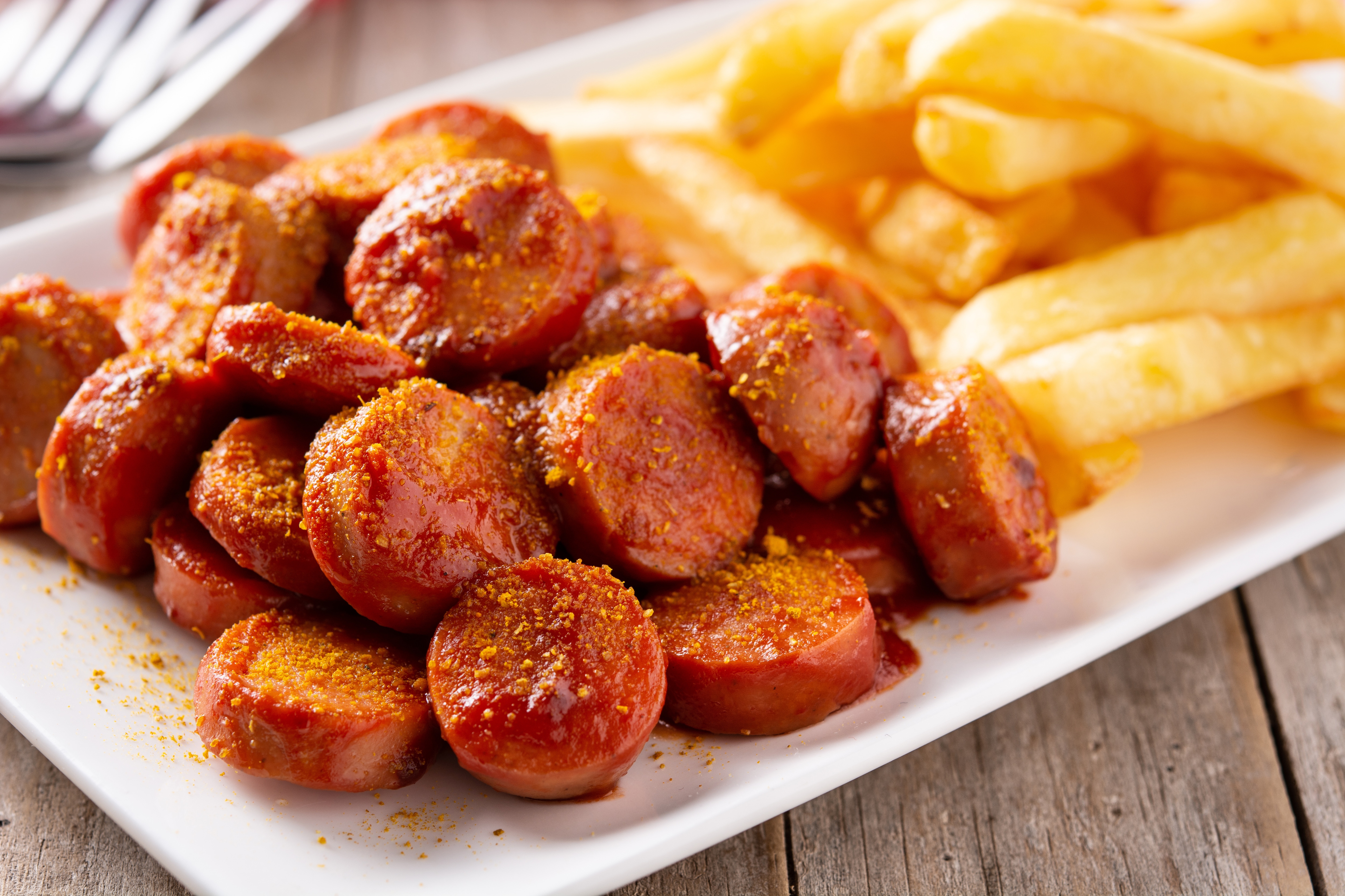 Currywurststücke mit Pommes