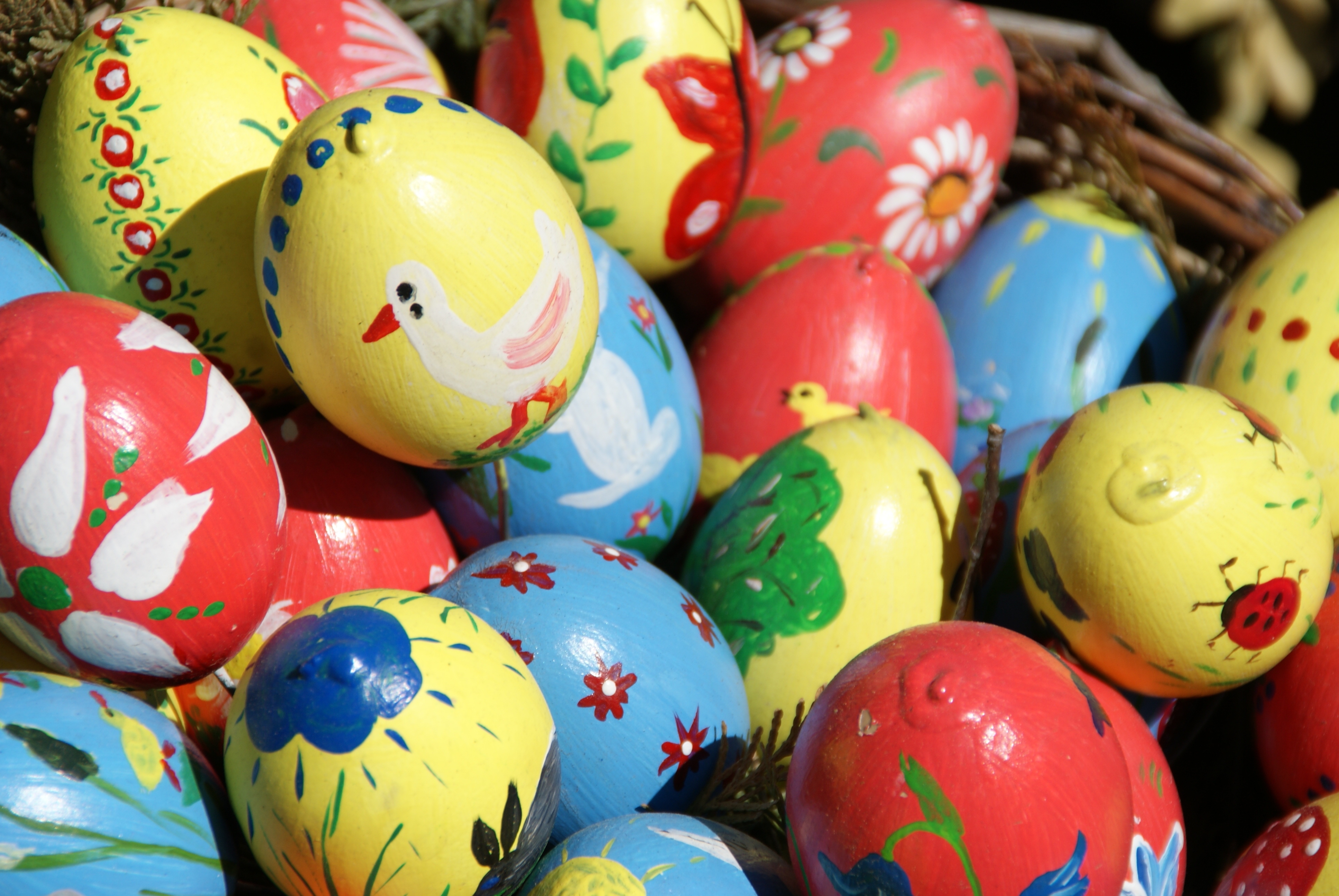 Bunte, bemalte Ostereier in Korb