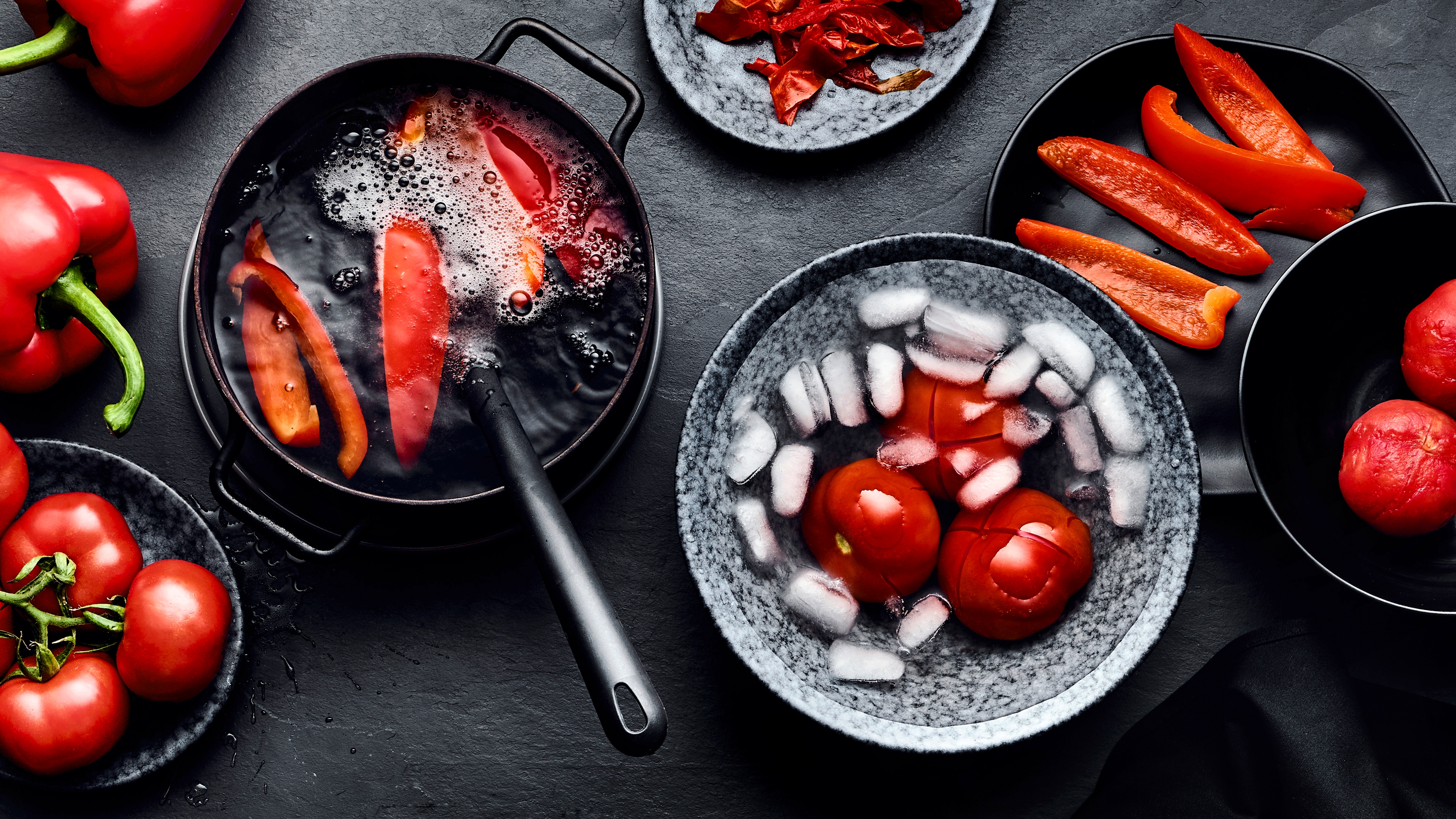 Paprika und Tomaten häuten