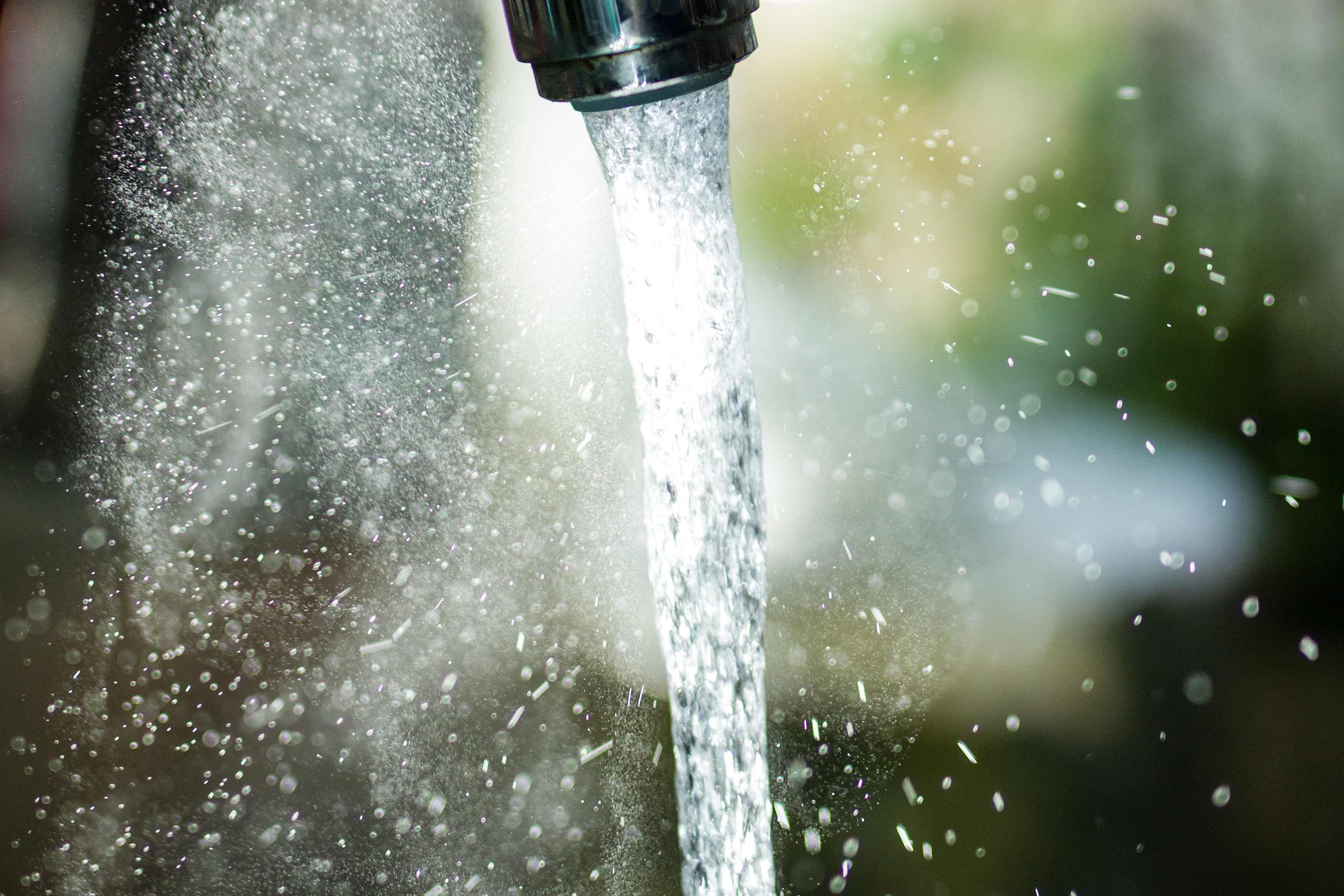 Nahaufnahme eines fließenden Wasserhahns
