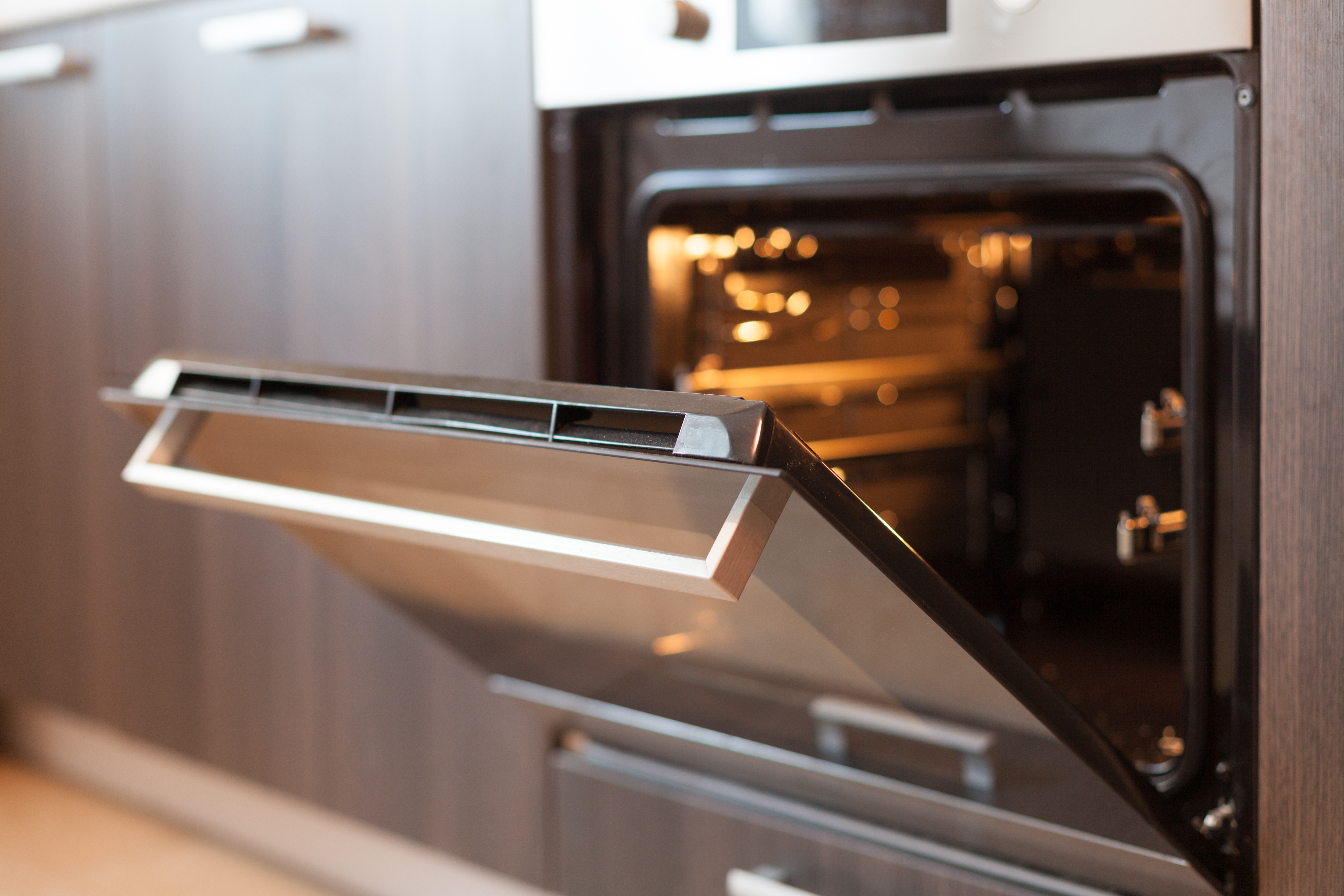 Geöffneter Backofen in Küche