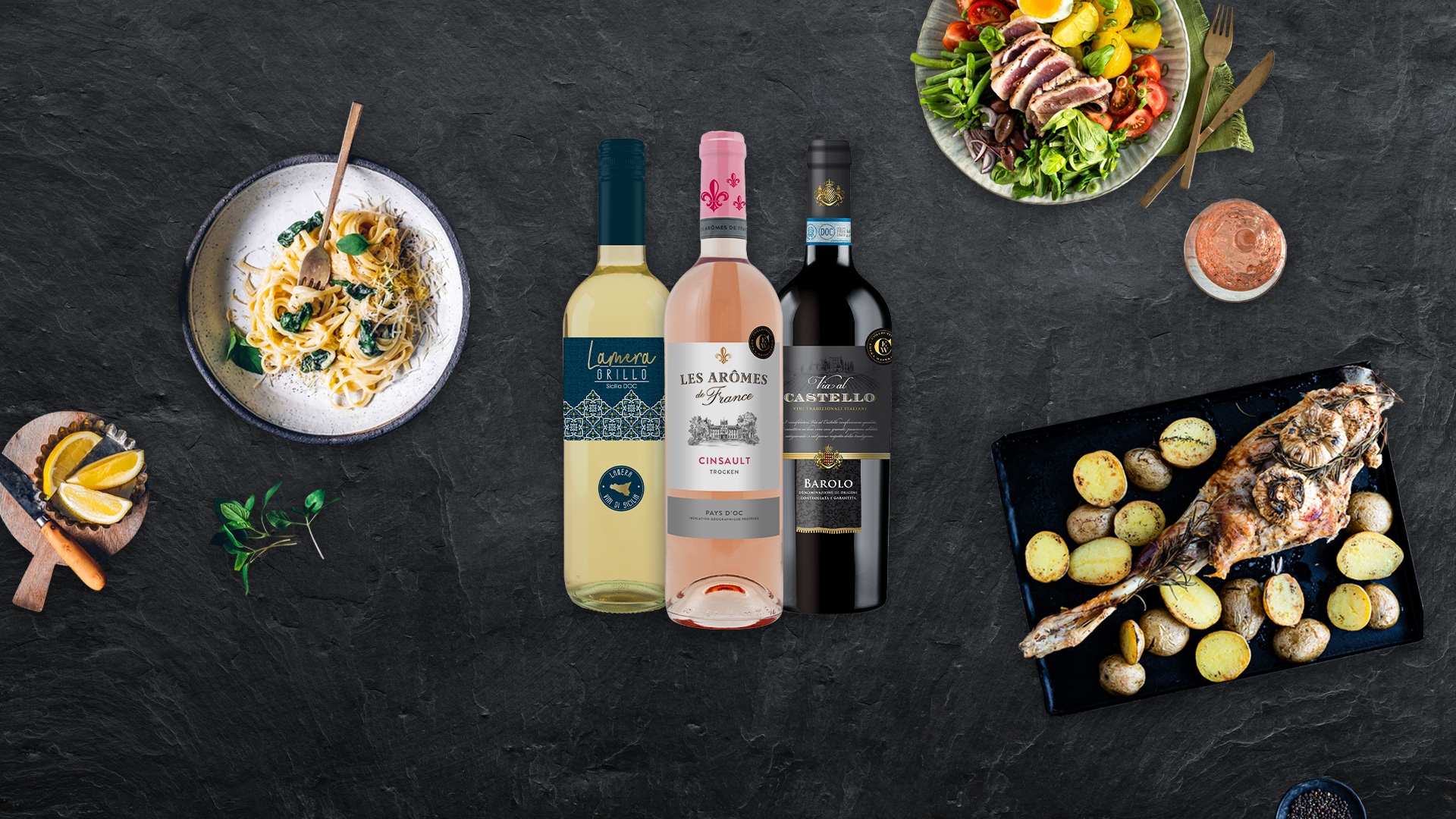Weinauswahl aus Weißwein, Rosé und Barolo Rotwein, arrangiert mit mediterranen Gerichten wie Pasta, Salat und gegrilltem Fisch auf dunkler Steinplatte